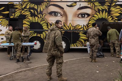 Евакуація поранених українських військових з Павлограда спецавтобусом медичного батальйону "Госпітальєри" 12 листопада 2024 року Евакуація поранених українських військових з Павлограда спецавтобусом медичного батальйону "Госпітальєри" 12 листопада 2024 року