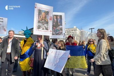 "Америко, прокинься!": в Києві мітингували проти політики Трампа стосовно України "Америко, прокинься!": в Києві мітингували проти політики Трампа стосовно України