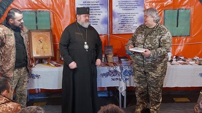 "Під час війни я більше плачу, ніж сміюся". Як служить та підтримує бійців капеланка з позивним "Віра" "Під час війни я більше плачу, ніж сміюся". Як служить та підтримує бійців капеланка з позивним "Віра"