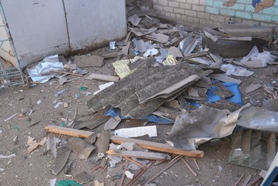 Дронова атака в Херсоні: вибиті вікна й зруйновані торгові точки Дронова атака в Херсоні: вибиті вікна й зруйновані торгові точки