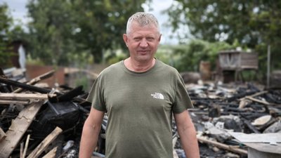 Наслідки атаки РФ у селі Прилуцьке — власник згорілої будівлі Сергій Панасюк Наслідки атаки РФ у селі Прилуцьке — власник згорілої будівлі Сергій Панасюк