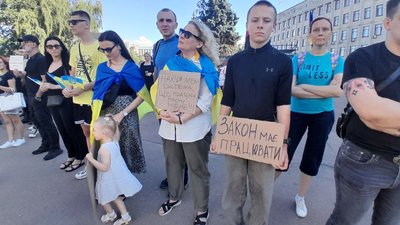 Житомир долучився до акцій протесту проти закону 12414, який ліквідовує незалежність НАБУ та САП Житомир долучився до акцій протесту проти закону 12414, який ліквідовує незалежність НАБУ та САП