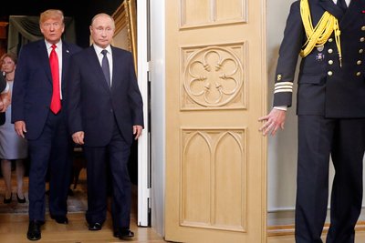 Президент США Дональд Трамп та лідер Росії Володимир Путін після зустрічі у Фінляндії у 2018 році за першої каденції президентства Трампа Президент США Дональд Трамп та лідер Росії Володимир Путін після зустрічі у Фінляндії у 2018 році за першої каденції президентства Трампа