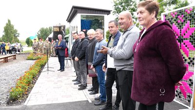 На Житомирщині відкрили пам'ятний знак на честь земляка — Леоніда Стадника — найвищої людини світу 2007 року На Житомирщині відкрили пам'ятний знак на честь земляка — Леоніда Стадника — найвищої людини світу 2007 року