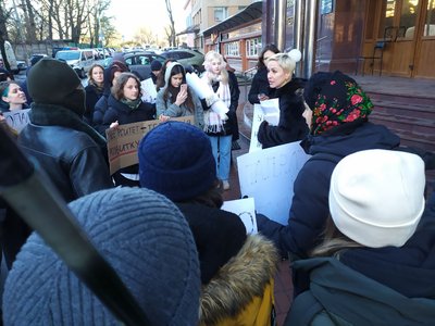 "Не прийшов на пару — плати": студенти київського вишу протестували проти відпрацювання прогулів за гроші "Не прийшов на пару — плати": студенти київського вишу протестували проти відпрацювання прогулів за гроші