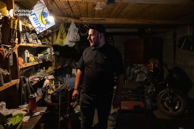 Сергій Мосейчук, молодший брат вбитих Романа і Максима Мосейчуків, показує гараж на сімейній дачі у Калинівці. Київщина, 13 липня 2026 року Сергій Мосейчук, молодший брат вбитих Романа і Максима Мосейчуків, показує гараж на сімейній дачі у Калинівці. Київщина, 13 липня 2026 року