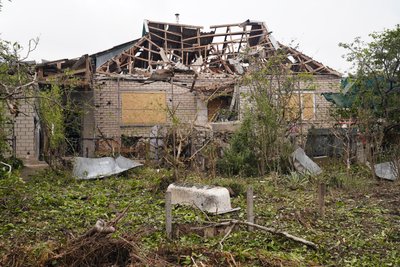 "Нашого будинку немає". Місцеві жителі про наслідки російського авіаудару по передмістю Херсона "Нашого будинку немає". Місцеві жителі про наслідки російського авіаудару по передмістю Херсона