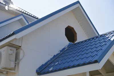 Вибиті вікна та вирва біля храму: фото наслідків російської атаки на Овідіополь Вибиті вікна та вирва біля храму: фото наслідків російської атаки на Овідіополь