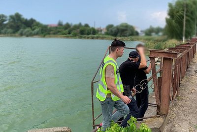 Жителя Житомирщини підозрюють у підриві гранатою дамби в центрі селища Жителя Житомирщини підозрюють у підриві гранатою дамби в центрі селища