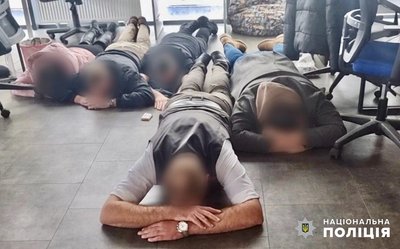 Виманювали до 200 тисяч доларів на місяць: на Одещині затримали організатора та працівників колцентру