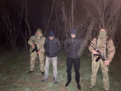 Зупинили попереджувальні постріли: на Одещині затримали чоловіків, які намагалися втекти до Молдови Зупинили попереджувальні постріли: на Одещині затримали чоловіків, які намагалися втекти до Молдови