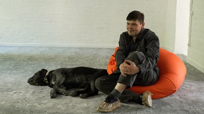 У чернігівському ветеранському просторі "Серцевір" проводять заняття з каністерапії із собакою Лілу У чернігівському ветеранському просторі "Серцевір" проводять заняття з каністерапії із собакою Лілу
