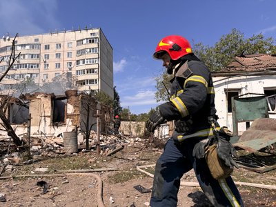 Рятувальник на місці російського удару по Балаклії, 12 серпня 2026 року Рятувальник на місці російського удару по Балаклії, 12 серпня 2026 року