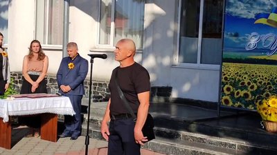 На Житомирщині родинам полеглих захисників вручили відзнаку "Герой Олевської громади" На Житомирщині родинам полеглих захисників вручили відзнаку "Герой Олевської громади"