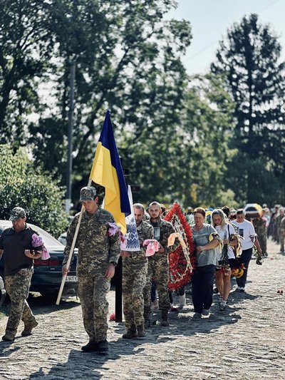 Назавжди 23: у громаді на Черкащині "живим коридором" зустріли загиблого воїна Назавжди 23: у громаді на Черкащині "живим коридором" зустріли загиблого воїна
