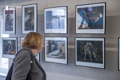 Війна очима українських фотографів: в Одесі відкрили виставку "Уламки загальної тиші" Війна очима українських фотографів: в Одесі відкрили виставку "Уламки загальної тиші"