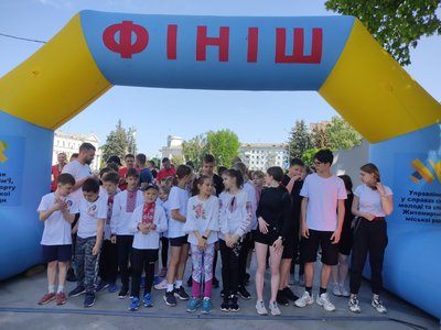 До Дня вишиванки у Житомирі городяни бігли патріотичний крос у вишиванках До Дня вишиванки у Житомирі городяни бігли патріотичний крос у вишиванках