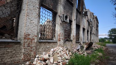 Зруйнована будівля у Великому Бурлуку Зруйнована будівля у Великому Бурлуку