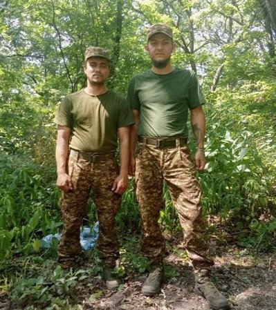 Боєць "Хартії" Олександр Саранчі-Мальцев з побратимом на фронті Боєць "Хартії" Олександр Саранчі-Мальцев з побратимом на фронті