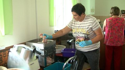 Волонтерська кухня у Козятині: на Вінниччині виготовляють джерки та сухі продукти для оборонців Волонтерська кухня у Козятині: на Вінниччині виготовляють джерки та сухі продукти для оборонців