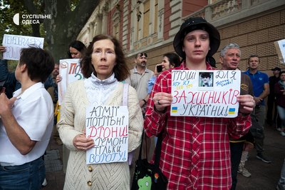 Одесити вкотре вийшли на пікет проти тендерів та закликали віддати гроші на ЗСУ Одесити вкотре вийшли на пікет проти тендерів та закликали віддати гроші на ЗСУ