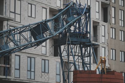 Будівельний кран, що впав через вчорашній буревій у Харкові, 13 липня 2025 року Будівельний кран, що впав через вчорашній буревій у Харкові, 13 липня 2025 року