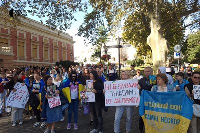 Понад місяць одесити просять скасувати мільйонні тендери та передати гроші на ЗСУ Понад місяць одесити просять скасувати мільйонні тендери та передати гроші на ЗСУ
