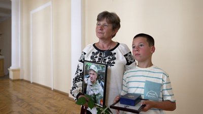 Син Юрій і Леся Яцков, родини загиблих бійців 44-ої артбригади, посмертні нагороди Син Юрій і Леся Яцков, родини загиблих бійців 44-ої артбригади, посмертні нагороди