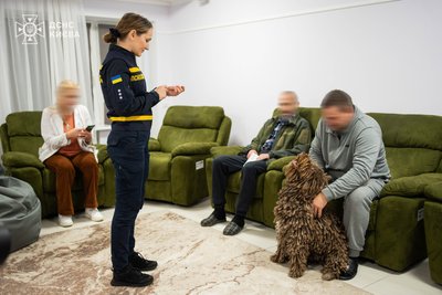 Собака Банана допомагає в реабілітації військових у Києві Собака Банана допомагає в реабілітації військових у Києві