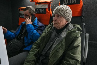 "Дайте мені будинок — я поїду". Як спецпідрозділ поліції вивозить з Краснопілля людей "Дайте мені будинок — я поїду". Як спецпідрозділ поліції вивозить з Краснопілля людей