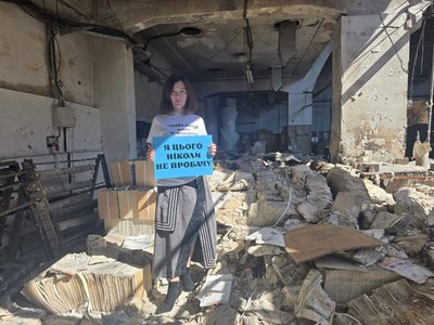 Вікторія Гайдай на одному із пошкоджених видавництв, липень 2026 року Вікторія Гайдай на одному із пошкоджених видавництв, липень 2026 року