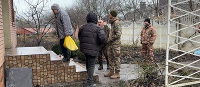 Бійці ДФТГ №8 у Сумах врятували родину з палаючого будинку Бійці ДФТГ №8 у Сумах врятували родину з палаючого будинку