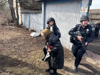 "Хоч в руїни, все одно повернуся": евакуація жителів з прикордонного Миропілля "Хоч в руїни, все одно повернуся": евакуація жителів з прикордонного Миропілля