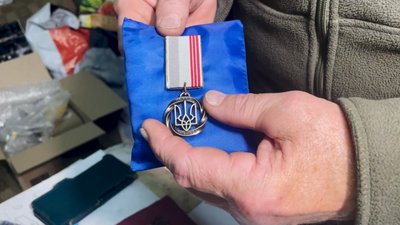 "Щоб у людей було відчуття, що про них пам’ятають": житель Прилуччини виготовляє металеві шеврони для військових "Щоб у людей було відчуття, що про них пам’ятають": житель Прилуччини виготовляє металеві шеврони для військових