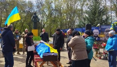 Був зниклим безвісти: у місті на Черкащині попрощалися із захисником Був зниклим безвісти: у місті на Черкащині попрощалися із захисником