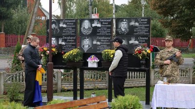 На Вінниччині на честь загиблого Віктора Петлінського відкрили пам'ятну дошку На Вінниччині на честь загиблого Віктора Петлінського відкрили пам'ятну дошку