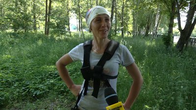 Жителька прикордонного села Вороб'ївка на Чернігівщині Наталія Олексієнко косить траву Жителька прикордонного села Вороб'ївка на Чернігівщині Наталія Олексієнко косить траву