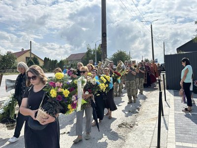 На Тернопільщині в останню дорогу провели захисника України Михайла Колодчука На Тернопільщині в останню дорогу провели захисника України Михайла Колодчука