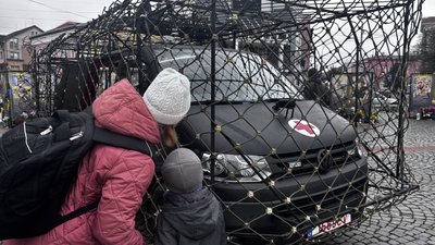 У Мукачеві презентують евакуаційні машини для фронту У Мукачеві презентують евакуаційні машини для фронту