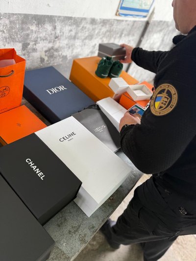 На Львівщині митники виявили контрабанду взуття та прикрас на 1,5 мільйона гривень На Львівщині митники виявили контрабанду взуття та прикрас на 1,5 мільйона гривень