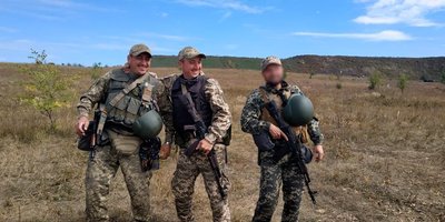 Юрій Дацько із побратимами, в центрі — загиблий Володимир, на честь якого чоловік назвав сина Юрій Дацько із побратимами, в центрі — загиблий Володимир, на честь якого чоловік назвав сина