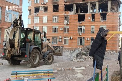 В Одесі у багатоповерхівці прибирають наслідки від атаки РФ. ФОТО В Одесі у багатоповерхівці прибирають наслідки від атаки РФ. ФОТО