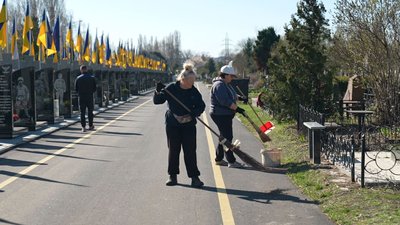 Підготовка до "гробків" у Черкасах: прибирають кладовища і розробляють маршрути Підготовка до "гробків" у Черкасах: прибирають кладовища і розробляють маршрути