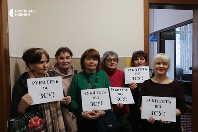 Жінки, що прийшли підтримати колишнього командира ОТУ "Харків" Юрія Галушкіна в Печерському суді Києва Жінки, що прийшли підтримати колишнього командира ОТУ "Харків" Юрія Галушкіна в Печерському суді Києва