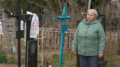 Як прикрашають могильні хрести на Рівненському Поліссі