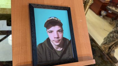 У Херсоні провели в останню путь загиблого військового Юрія Попова У Херсоні провели в останню путь загиблого військового Юрія Попова