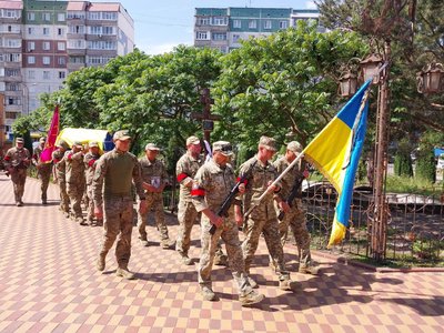 «За рік ні разу не відпустили». У Сумах попрощалися із захисником Валерієм Пінським «За рік ні разу не відпустили». У Сумах попрощалися із захисником Валерієм Пінським