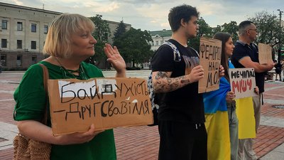 "Плануємо і завтра виходити". У кропивницькому п’ятий день мітингували на підтримку ексміністра Федорова "Плануємо і завтра виходити". У кропивницькому п’ятий день мітингували на підтримку ексміністра Федорова