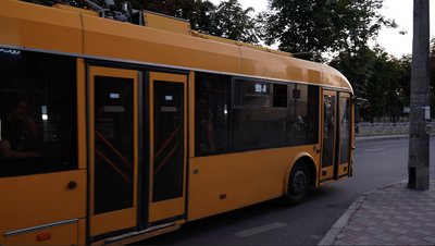 «Їздять як заманеться»: як у вечірній час працює громадський транспорт у Черкасах «Їздять як заманеться»: як у вечірній час працює громадський транспорт у Черкасах
