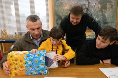 Мер Києва Віталій Кличко і український консул із міста Тарнув Бартоломей Бабушка під час вручення планшетів дітям-сиротам